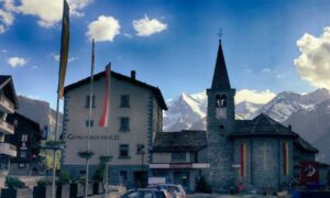 Ansicht Gemeindekanzleit und Kirche von Grächen